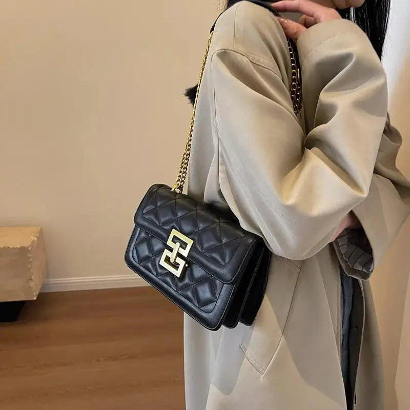 Bolsa Feminina de Ombro Preto e Dourado