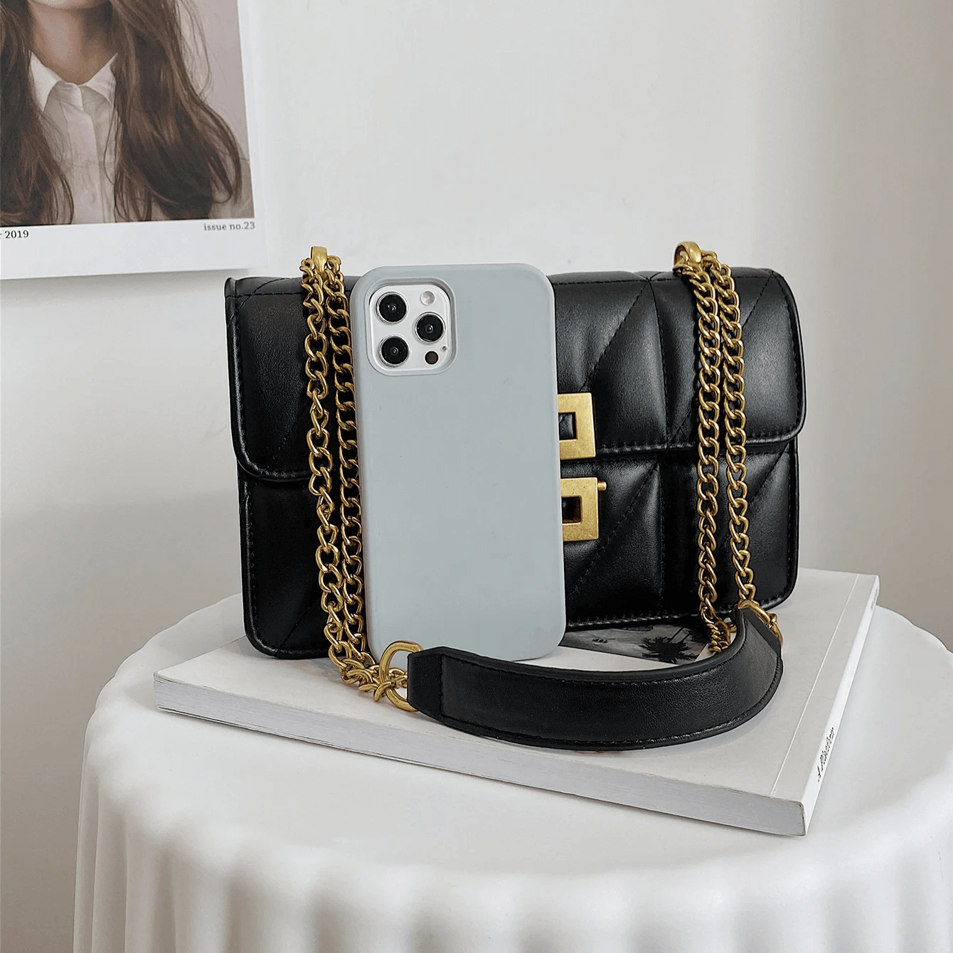 Bolsa Feminina de Ombro Preto e Dourado