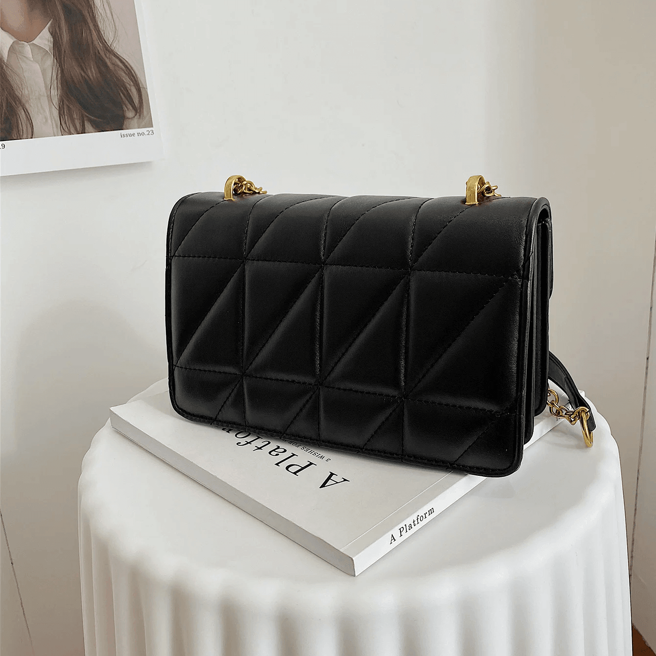 Bolsa Feminina de Ombro Preto e Dourado