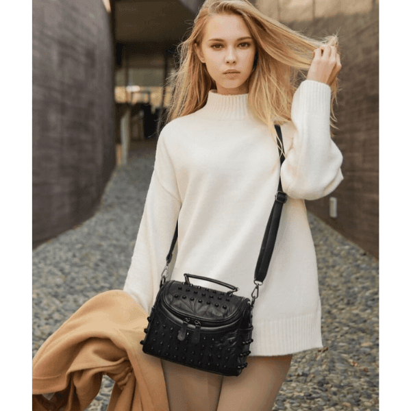 Bolsa Feminina Preta Transversal Spikes